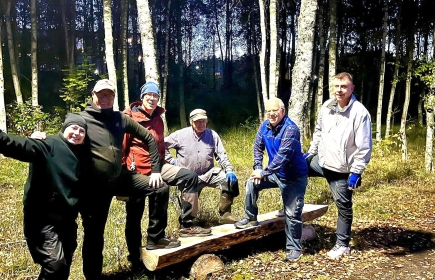 Medlemmar i Knivsta Rotaryklubb som satte Rotarybänkarna på plats.